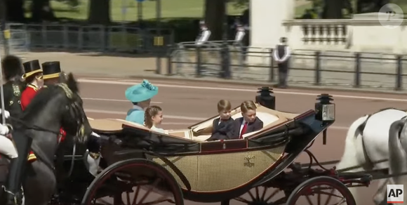 Kate et Charlotte assorties à la cérémonie "Trooping the Colour"