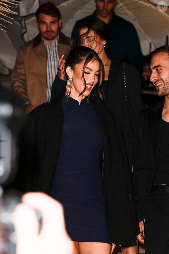Iris Mittenaere, Antoine Dupont arrivent à l'hôtel Carlton Beach pour assister au Grand Diner-Dadju avant le 78e Festival de Cannes annuel le 17 mai 2025 à Cannes, France. Photo par Marco Piovanotto/ABACAPRESS.COM