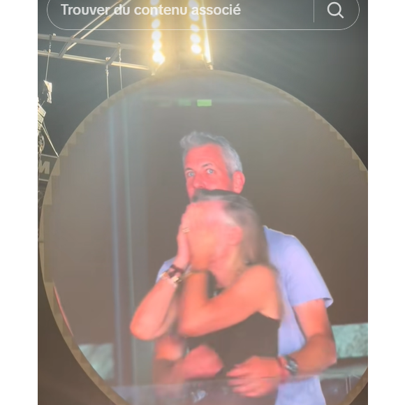 Peu après, Andy Byron a présenté sa démission, acceptée par le conseil d’administration. 

Capture d'écran TikTok de la scène au concert de Coldplay.