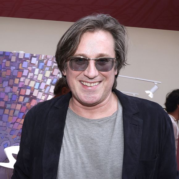 Il explique que cette disparition a profondément bouleversé son état d’esprit et qu’il met encore du temps à comprendre ce qu’il traverse. 

Thomas Dutronc lors de la remise du 4ème prix Gotlib en marge du festival du livre au Grand Palais à Paris le 18 avril 2026.

© Cédric Perrin / Bestimage