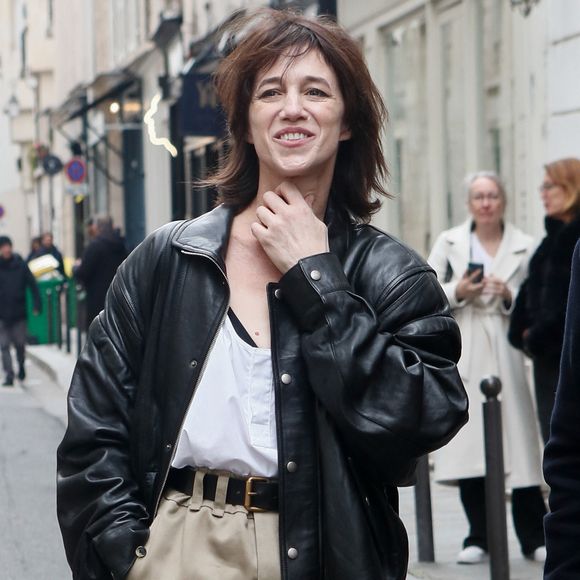 Ben est aujourd’hui directeur adjoint de la Maison Gainsbourg et entretient des liens plus forts avec sa mère et sa sœur Alice.

Charlotte Gainsbourg lors de la cérémonie de dévoilement de la plaque "Maison des Illustres" de la Maison Gainsbourg à Paris, France, le 2 avril 2024. © Christophe Clovis/Bestimage