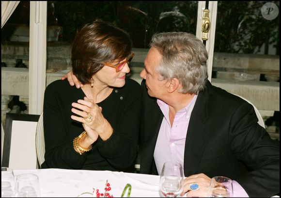 D'après nos confrères, un caniche "qu'il a récemment adopté" et "qui avait été maltraité avant que la police n'intervienne" vit désormais sous son toit.  

Exclusif - Michel Sardou et Anne-Marie Perrier - Michel Sardou a reçu un double disque de platine pour son album "Du plaisir", le 26 novembre 2004 ©OLIVIER BORDE / BESTIMAGE