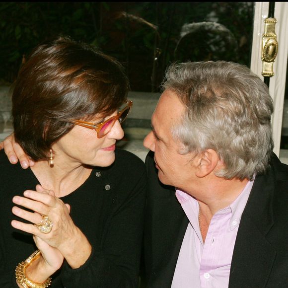 D'après nos confrères, un caniche "qu'il a récemment adopté" et "qui avait été maltraité avant que la police n'intervienne" vit désormais sous son toit.  

Exclusif - Michel Sardou et Anne-Marie Perrier - Michel Sardou a reçu un double disque de platine pour son album "Du plaisir", le 26 novembre 2004 ©OLIVIER BORDE / BESTIMAGE