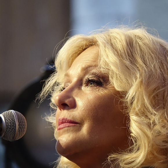 Michel Fugain et sa femme Sanda chantent lors de la soirée d'ouverture du "Printemps de Pérouges" à Chazey-sur-Ain, le 12 juin 2019.