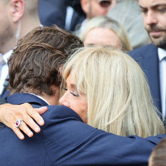 Carlo Agostinelli et Brigitte Macron à la sortie des obsèques de Mathilde Favier en l'église Saint-Sulpice à Paris le 31 août 2026.

© Dominique Jacovides-Cyril Moreau/Bestimage