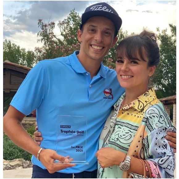 "Et pendant le dernier cours (J'y vais a fond) Je pense m'être fait un claquage. La danse, le golf, la reprise de la salle de sport, les vidéos pour insta... Mon corps était pas prêt. J'espère que ça va passer vite"

Grégoire Lyonnet et Alizée sur Instagram.