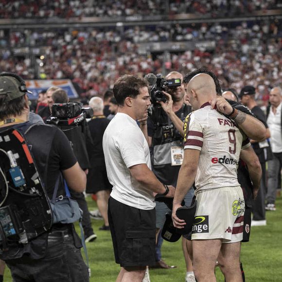 Antoine Dupont et Maxime Lucu après la finale du Top 14 de rugby français entre le Stade Toulousain (Toulouse) et l'Union Bordeaux-Begles (UBB) au Stade de France à Saint-Denis, au nord de Paris, le 28 juin 2025.Photo par Eliot Blondet/ABACAPRESS.COM