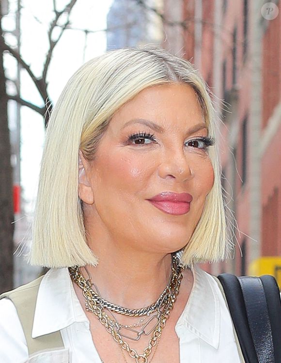 Dans une vidéo publiée sur les réseaux, Tori Spelling a raconté les circonstances de ce drame : "Le conducteur qui nous a percutés faisait de l'excès de vitesse, il roulait vraiment, vraiment très vite. Nous pensons qu'il a brûlé un feu"

Tori Spelling quittant le Drew Barrymore Show à New York City, le 11 mars 2026. 

Photo : Backgrid USA / Bestimage