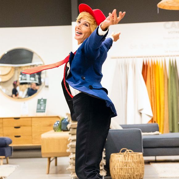 Exclusif - Victoria Abril lors du tournage de l'émission "Panique au grand magasin" diffusée le 15 décembre 2025 sur TF1. © Cyril Moreau/Bestimage