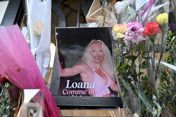 Les détails des obsèques de Loana ont désormais été rendus publics. La cérémonie religieuse se tiendra le vendredi 10 avril 2026, à 11 heures, en l'église Sainte-Réparate de Nice. Un thème floral a été choisi. 

Illustration des fleurs déposées devant l'immeuble de Loana Petrucciani à Nice le 30 mars 2026., 5 jours après que les pompiers l'ont découvert sans vie dans son appartement de la rue Gounod à Nice. © Bruno Bebert / Bestimage