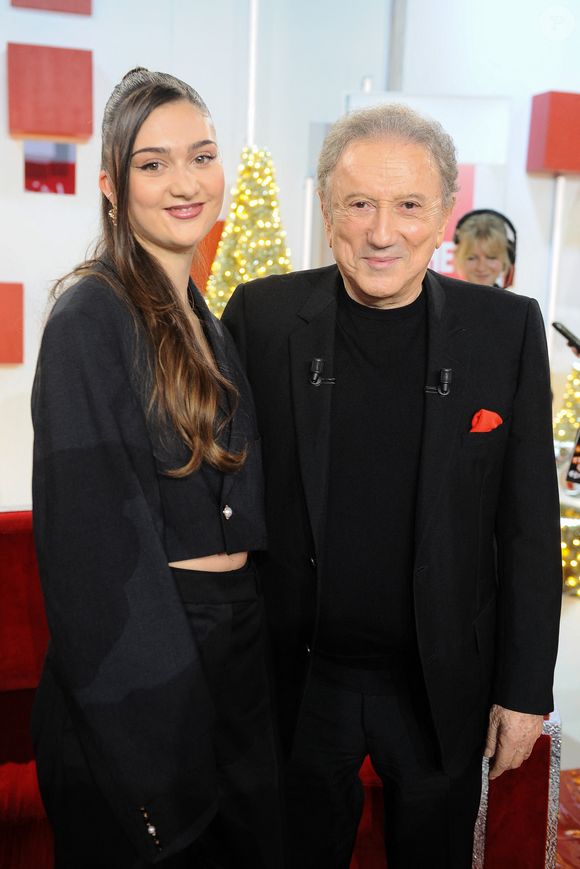 Exclusif - Rose Paynel et Michel Drucker - Enregistrement de l'émission Vivement dimanche au studio Rive gauche, présentée par Michel Drucker le 16 décembre 2025. . Diffusion sur France 3 le 04/01/2026 . © Guillaume Gaffiot / Bestimage