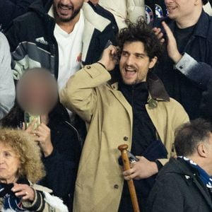 Également présents dans les travées du stade, on pouvait croiser une pléiade d'autres personnalités issues de tous les horizons, à l'image de Louis Garrel
Louis Garrel, Charles Villeneuve - Célébrités dans les tribunes du match de 8ème de finale aller de la Ligue Des Champions 2025-2026 (LDC) "PSG - Chelsea (5-2)" au Parc des Princes à Paris le 11 mars 2026. © Cyril Moreau/Bestimage