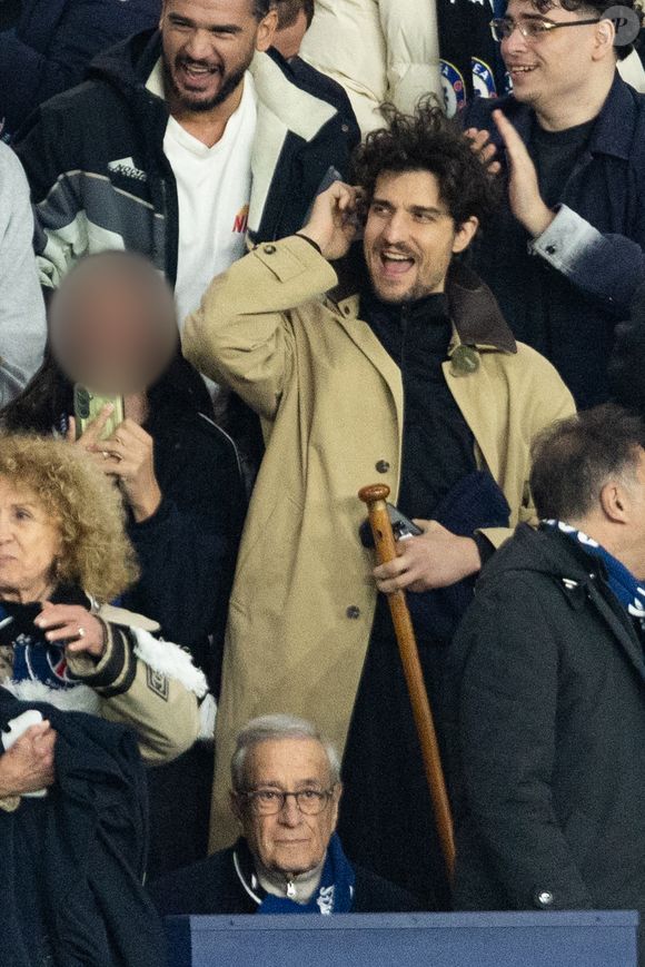 Également présents dans les travées du stade, on pouvait croiser une pléiade d'autres personnalités issues de tous les horizons, à l'image de Louis Garrel

Louis Garrel, Charles Villeneuve - Célébrités dans les tribunes du match de 8ème de finale aller de la Ligue Des Champions 2025-2026 (LDC) "PSG - Chelsea (5-2)" au Parc des Princes à Paris le 11 mars 2026. © Cyril Moreau/Bestimage
