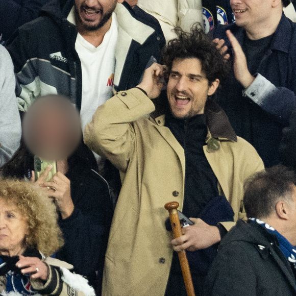 Également présents dans les travées du stade, on pouvait croiser une pléiade d'autres personnalités issues de tous les horizons, à l'image de Louis Garrel

Louis Garrel, Charles Villeneuve - Célébrités dans les tribunes du match de 8ème de finale aller de la Ligue Des Champions 2025-2026 (LDC) "PSG - Chelsea (5-2)" au Parc des Princes à Paris le 11 mars 2026. © Cyril Moreau/Bestimage