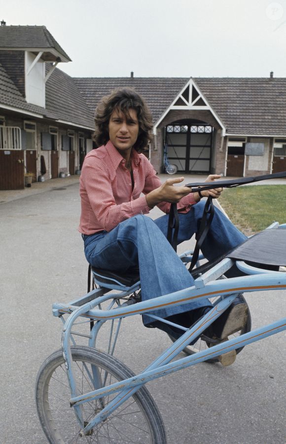 La famille de Mike Brant a publié un hommage émouvant, saluant son talent et l’impact durable de ses créations sur la chanson française.

Archives - En France, Mike Brant, chanteur, avec son cheval Kullebert dans un haras en juin 1974. © Bestimage