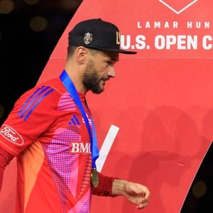 25 septembre 2024, Los Angeles, Californie, États-Unis : Olivier Giroud (n° 9) du Los Angeles Football Club lors de la cérémonie de remise des prix après la victoire en finale de l'U.S.  Open Cup. ARIANA RUIZ/PI (Crédit image : © PI via ZUMA Press Wire) Bestimage