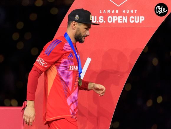 25 septembre 2024, Los Angeles, Californie, États-Unis : Olivier Giroud (n° 9) du Los Angeles Football Club lors de la cérémonie de remise des prix après la victoire en finale de l'U.S.  Open Cup. ARIANA RUIZ/PI (Crédit image : © PI via ZUMA Press Wire) Bestimage