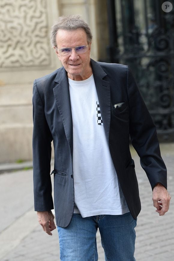 "Cela fait vingt-cinq ans que je loge à l'hôtel. C'est pratique : je veux être seul, je reste dans ma chambre, je veux voir du monde, je descends au bar", ajoute-t-il.

Christophe Lambert - Mariage de Claude Lelouch à la mairie du 18ème à Paris. Le 17 juin 2023 Agence / Bestimage
