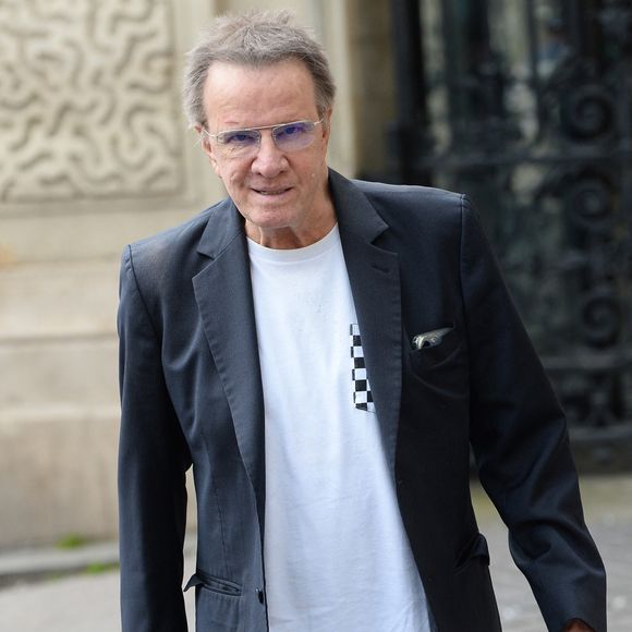 "Cela fait vingt-cinq ans que je loge à l'hôtel. C'est pratique : je veux être seul, je reste dans ma chambre, je veux voir du monde, je descends au bar", ajoute-t-il.

Christophe Lambert - Mariage de Claude Lelouch à la mairie du 18ème à Paris. Le 17 juin 2023 Agence / Bestimage