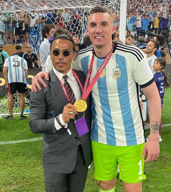 La FIFA enquète pour savoir comment Salt Bae (Nusret Gokce) a pu accéder au terrain, poser avec des joueurs et la coupe du monde de football le soir de la finale à Doha le 18 décembre 2022.

© La Nacion via ZUMA Press / Bestimage