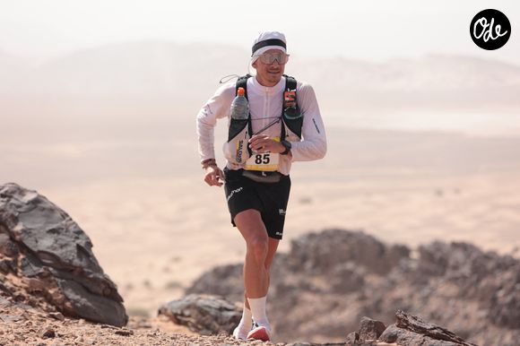 Il explique s'être pris de passion pour l'ultra-trail - cette discipline de l'extrême, qui allie effort physique et gestion de l'aventure - en 2014 dans le but de reprendre sa santé en main.

Illustration du Marathon des Sables 2023 dans le désert marocain, le 24 avril 2023.
Jon Bromley/Action Plus Sports via Zuma Press/Bestimage