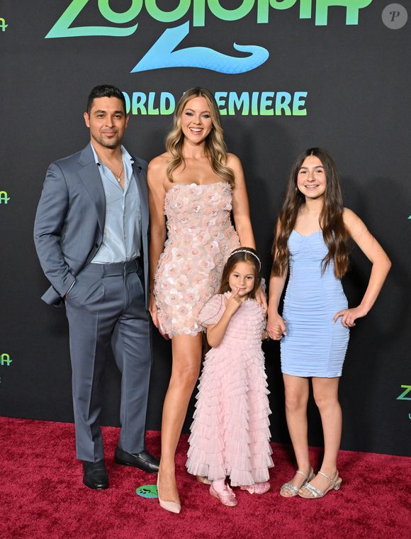 Wilmer Valderrama, Amanda Pacheco, Nakano Valderrama. Avant-première de « Zootopie 2 » des studios Walt Disney au Théâtre El Capitan, Hollywood, Californie, jeudi 13 novembre 2025.
© AGENCE / BESTIMAGE