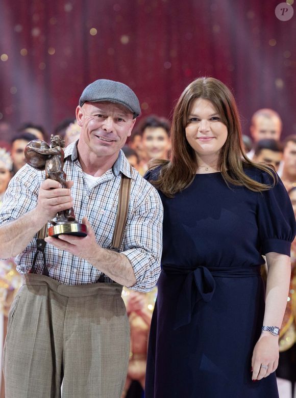 Camille Gottlieb offre le « Clown de Bronze » à « Wolfgang Lauenburger » - Soirée de clôture du 47ème Festival International du Cirque de Monte-Carlo sous le chapiteau de Fontvieille à Monaco, le 21 janvier 2025. © Olivier Huitel / Pool Monaco / Bestimage
