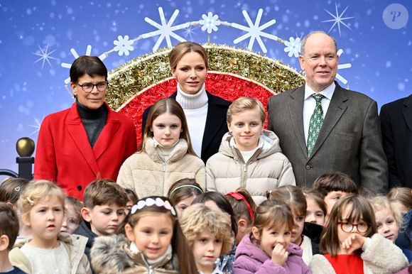 Le prince Albert II de Monaco, la princesse Charlene et leurs enfants la princesse Gabriella et le prince héréditaire Jacques ont accueilli les enfants monégasque pour le traditionnel arbre de Noël du Palais à Monaco, le 17 décembre 2025. La famille princière a assisté à un spectacle dans la cour d'honneur du Palais puis a distribué cadeaux et friandises avec l'aide de la princesse Stéphanie de Monaco, et de ses enfants, Louis Ducruet et Camille Gottlieb. © Bruno Bebert/Bestimage