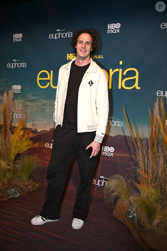Dans cette dynamique, il a fondé la société "Numéro 10 productions", qui s’inscrit comme un outil central de ses activités. 

Paul de Saint-Sernin - Première de la série "Euphoria - Saison 3" au cinéma Le Grand Rex à Paris, le 26 avril 2026.
© Gédéon Taïeb/Bestimage