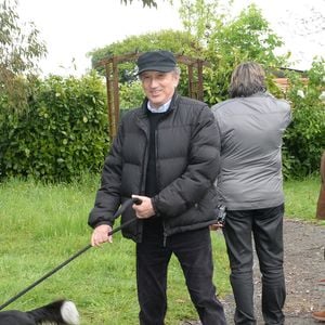 Exclusif - Michel Drucker (casquette) et sa chienne Isia - Mylène Demongeot (présidente du comité d'honneur du refuge de l'Arche de Chateau-Gontier) a reçu en exclusivité Michel Drucker (casquette) et sa femme Dany Saval au refuge de l'Arche à Château-Gontier à l'occasion du deuxième week-end de la protection animale le 1er mai 2015.