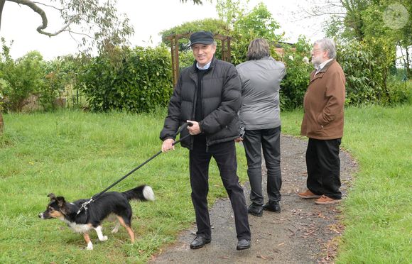 Exclusif - Michel Drucker (casquette) et sa chienne Isia - Mylène Demongeot (présidente du comité d'honneur du refuge de l'Arche de Chateau-Gontier) a reçu en exclusivité Michel Drucker (casquette) et sa femme Dany Saval au refuge de l'Arche à Château-Gontier à l'occasion du deuxième week-end de la protection animale le 1er mai 2015.