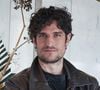Né il y a quarante-deux ans jour pour jour, Louis Garrel a grandi dans un environnement artistique auprès de Philippe Garrel et Brigitte Sy.

  Louis Garrel pose pour les photographes lors du photocall du film « Coutures » dans le cadre de la XVIe édition du festival du film français « Rendez-Vous ». Backgrid UK/ Bestimage