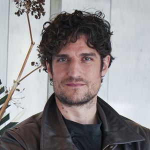 Né il y a quarante-deux ans jour pour jour, Louis Garrel a grandi dans un environnement artistique auprès de Philippe Garrel et Brigitte Sy.

  Louis Garrel pose pour les photographes lors du photocall du film « Coutures » dans le cadre de la XVIe édition du festival du film français « Rendez-Vous ». Backgrid UK/ Bestimage