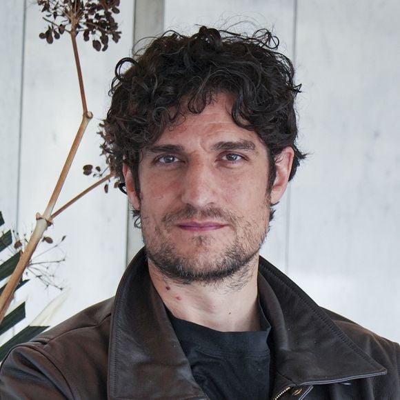 Né il y a quarante-deux ans jour pour jour, Louis Garrel a grandi dans un environnement artistique auprès de Philippe Garrel et Brigitte Sy.

  Louis Garrel pose pour les photographes lors du photocall du film « Coutures » dans le cadre de la XVIe édition du festival du film français « Rendez-Vous ». Backgrid UK/ Bestimage