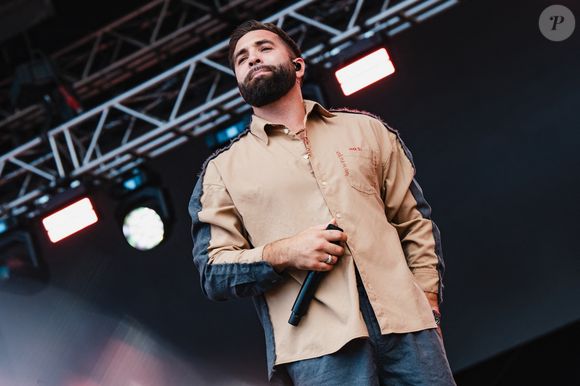 "J'avais neuf ou dix ans peut être, j'ai perdu ma première petite nièce, la fille de ma sœur Sophie. Elle était née prématurée, avec de grandes difficultés à respirer".

Kendji Girac - Les artistes sur la scène du V and B Fest' à Château-Gontier sur Mayenne le 21 août 2025 

© Alexandre Fumeron / Afterdepth / Bestimage