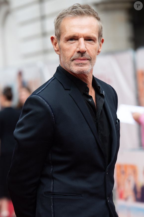 Propriétaire d'un moulin, l'acteur cultive tranquillement son jardin et organise un festival de musique. 

Lambert Wilson - Première du film "Mrs Harris Goes To Paris" à Londres, le 25 septembre 2022. © Avalon / Panoramic / Bestimage