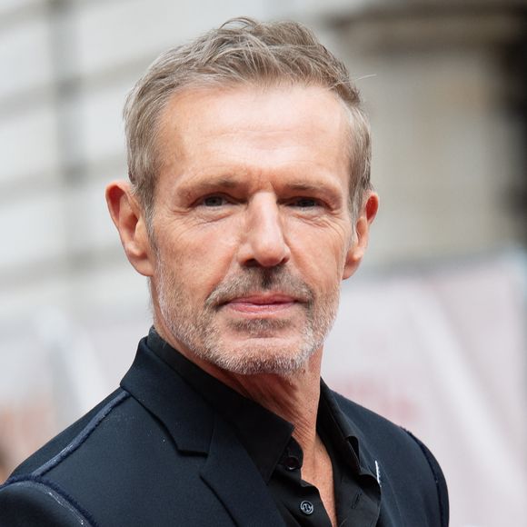 Propriétaire d'un moulin, l'acteur cultive tranquillement son jardin et organise un festival de musique. 

Lambert Wilson - Première du film "Mrs Harris Goes To Paris" à Londres, le 25 septembre 2022. © Avalon / Panoramic / Bestimage