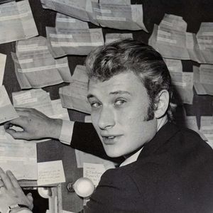 9 juin 1966 - Paris, France - Johnny Hallyday affiche des télégrammes sur le mur de sa loge avant sa représentation à l'Olympia. Date exacte inconnue. (Crédit image : Keystone Press Agency/ZUMA Press Wire)