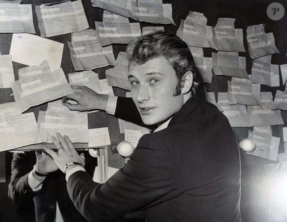 9 juin 1966 - Paris, France - Johnny Hallyday affiche des télégrammes sur le mur de sa loge avant sa représentation à l'Olympia. Date exacte inconnue. (Crédit image : Keystone Press Agency/ZUMA Press Wire)