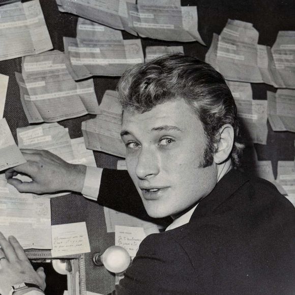 9 juin 1966 - Paris, France - Johnny Hallyday affiche des télégrammes sur le mur de sa loge avant sa représentation à l'Olympia. Date exacte inconnue. (Crédit image : Keystone Press Agency/ZUMA Press Wire)
