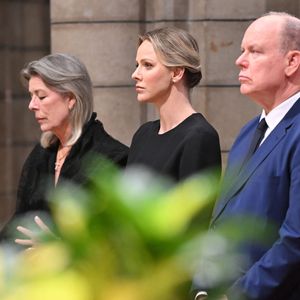 La famille princière de Monaco a décidé d'honorer la mémoire du pape François.
La princesse Caroline de Hanovre, La princesse Charlène de Monaco, Le prince Albert II de Monaco - La famille princière monégasque a assisté à la messe pontificale en hommage au pape François, célébrée en la Cathédrale de Monaco par Monseigneur Dominique-Marie David.
© Bruno Bebert / Bestimage