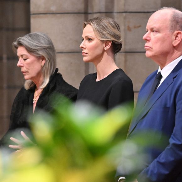 La famille princière de Monaco a décidé d'honorer la mémoire du pape François.
La princesse Caroline de Hanovre, La princesse Charlène de Monaco, Le prince Albert II de Monaco - La famille princière monégasque a assisté à la messe pontificale en hommage au pape François, célébrée en la Cathédrale de Monaco par Monseigneur Dominique-Marie David.
© Bruno Bebert / Bestimage