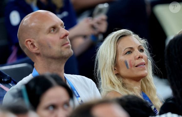 Laurence Auzière-Jourdan et son compagnon Matthieu Graffensttaden - Les célébrités en tribunes pendant l'épreuve de basketball de Demi-Finale opposant les Etats-Unis à la Serbie lors des Jeux Olympiques de Paris 2024 (JO) à l'Arena Bercy, à Paris, France, le 8 août 2024. © Jacovides-Perusseau/Bestimage