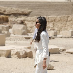 La reine Letizia fait toujours l'unanimité avec ses ensembles.

La reine Letizia visite le musée de Louxor à l'occasion de sa visite d'État en Égypte, à Louxor, Égypte, le 19 septembre 2025. © GTres/ABACA