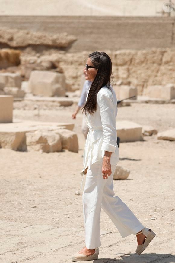 La reine Letizia fait toujours l'unanimité avec ses ensembles.

La reine Letizia visite le musée de Louxor à l'occasion de sa visite d'État en Égypte, à Louxor, Égypte, le 19 septembre 2025. © GTres/ABACA