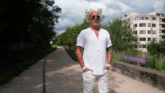 Le chanteur et musicien français Pascal Obispo, photographié sur la Coulée verte dans le quartier Balard à Paris, France, le 29 août 2023, près de son studio d'enregistrement, au moment de la sortie de son album Le beau qui pleut. Photo by Marc Charuel/ABACAPRESS.COM
