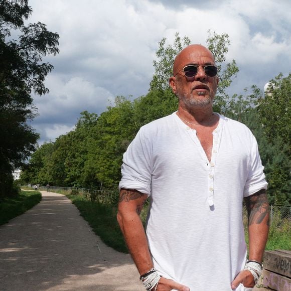 Le chanteur et musicien français Pascal Obispo, photographié sur la Coulée verte dans le quartier Balard à Paris, France, le 29 août 2023, près de son studio d'enregistrement, au moment de la sortie de son album Le beau qui pleut. Photo by Marc Charuel/ABACAPRESS.COM