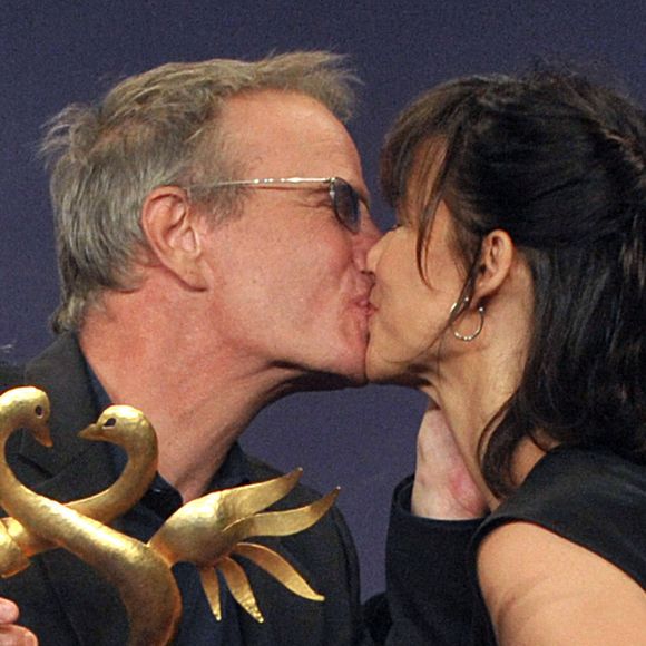 Christophe Lambert reçoit un 'Cygne d'Or' pour l'ensemble de sa carrière de la part de sa compagne Sophie Marceau lors de la cérémonie de clôture du 24ème Festival du Film Romantique de Cabourg à Cabourg, France, le 12 juin 2010. Photo Giancarlo Gorassini/ABACAPRESS.COM
