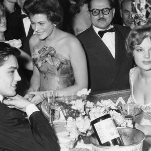 25 janv. 1959 - Munich, Allemagne - C’est lors du tournage de Christine que Romy Schneider est tombée amoureuse de l’acteur français Alain Delon, qui partageait l’affiche du film. Schneider s’est fiancée à Delon en 1959. Ce fut un moment charnière dans sa vie personnelle et professionnelle. PHOTO : Le couple lors d’un bal du cinéma au German Theater de Munich. (Crédit image : ? Keystone Press Agency/ZUMA Press Wire)