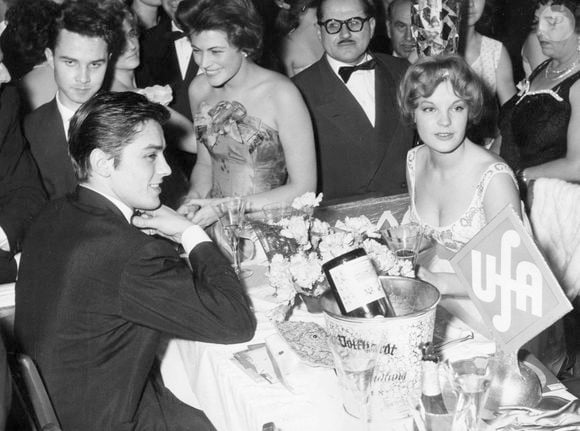 25 janv. 1959 - Munich, Allemagne - C’est lors du tournage de Christine que Romy Schneider est tombée amoureuse de l’acteur français Alain Delon, qui partageait l’affiche du film. Schneider s’est fiancée à Delon en 1959. Ce fut un moment charnière dans sa vie personnelle et professionnelle. PHOTO : Le couple lors d’un bal du cinéma au German Theater de Munich. (Crédit image : ? Keystone Press Agency/ZUMA Press Wire)